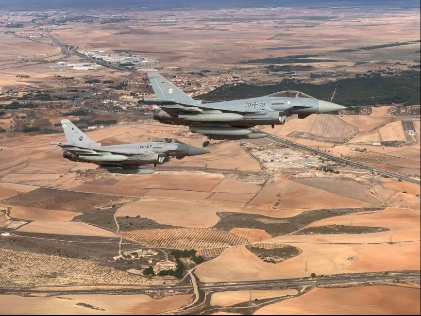 Uno de los Eurofighter alemanes participantes, volando sobre la Mancha en formaci