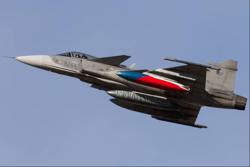 Uno de los vistosamente decorados Saab JAS-39C