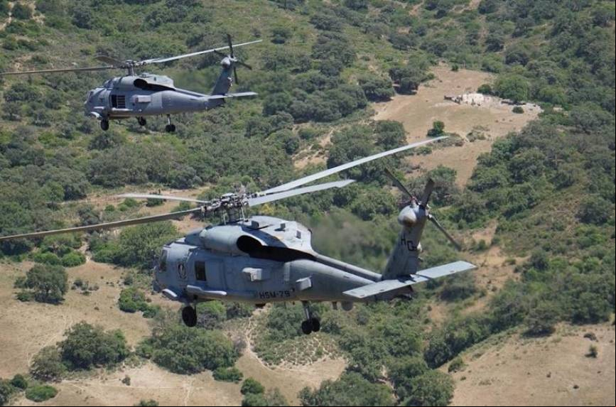En primer plano un Sikorsky MH-60R de la US Navy, material que podr