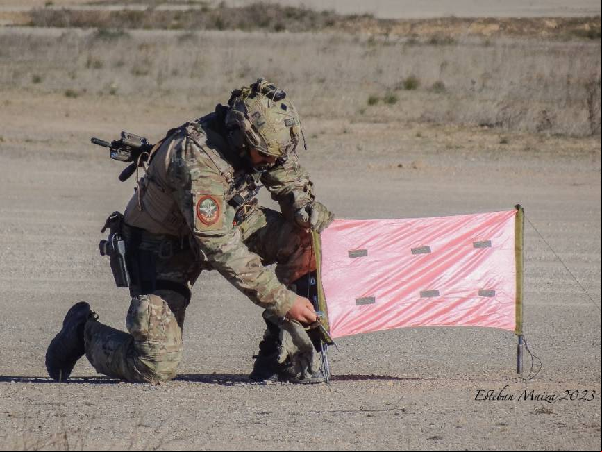 Un Operador del EZAPAC montando un de se