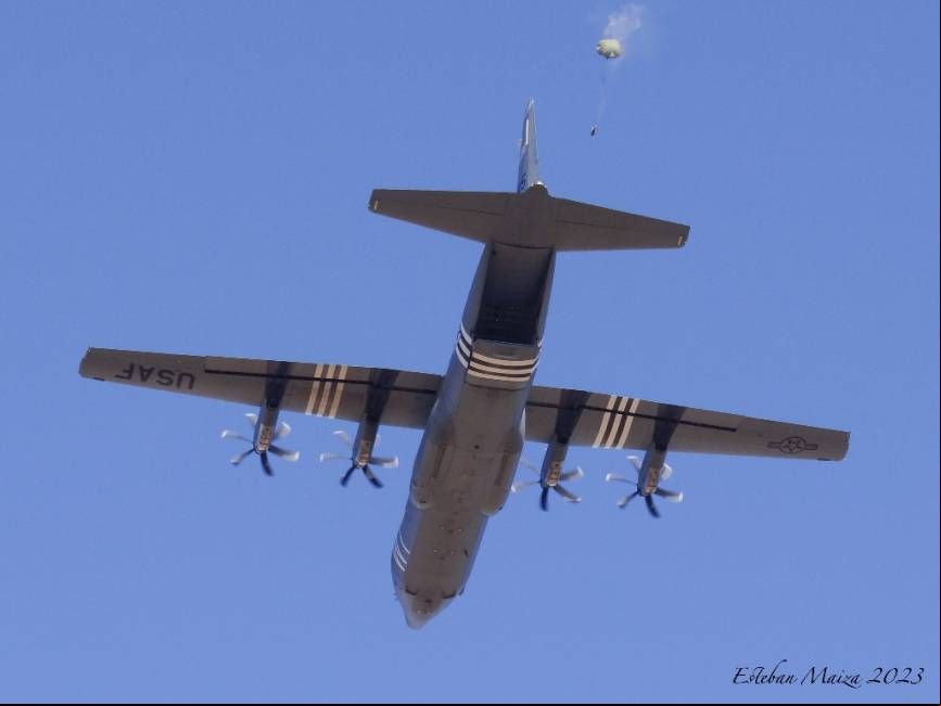 Un C-130J de la USAF ejecutando un lanzamiento de carga ligera.