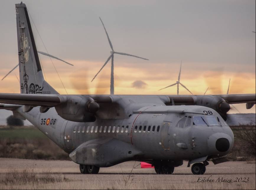 Un C-295 del Ala 35 operando en pista de tierra.