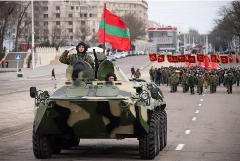 Un blindado ruso BTR-70, con la bandera de Transnitria, participa en un desfile por las calles de Tiraspol el pasado 15 de febrero 