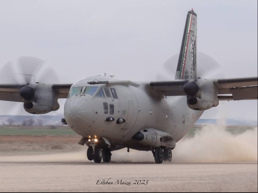 Un C-27J Spartan de la Aeronautica Militare ejecutando una toma de m