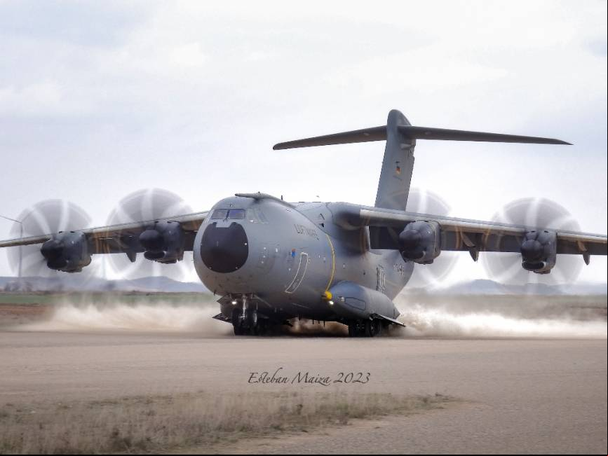 Un A-400M de la Luftwaffe ejecutando una espectacular toma de m