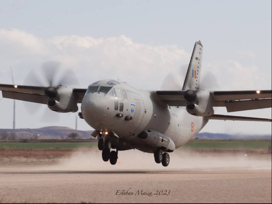 Un C-27J rumano durante una aproximaci