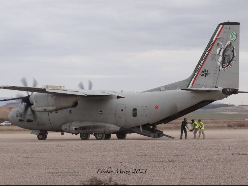 El C-27J italiano entregando una carga de alto valor como parte de su misi
