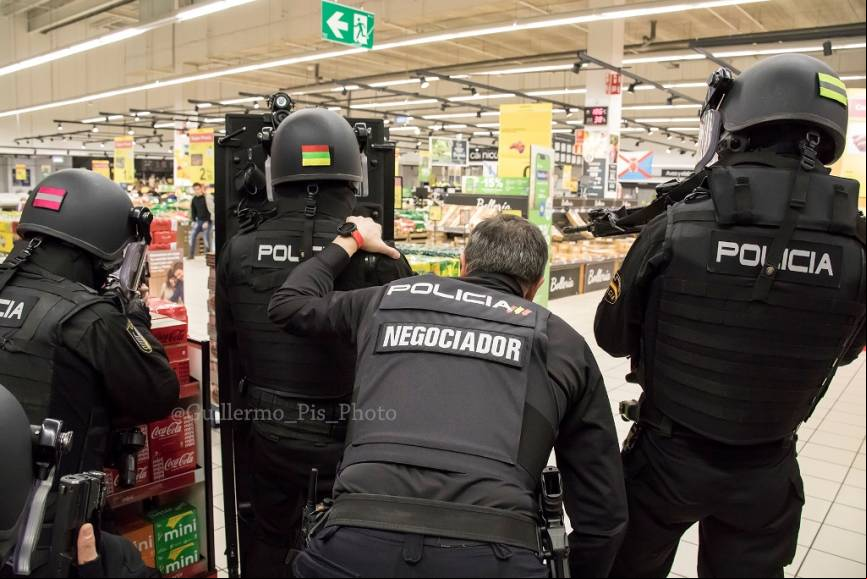 Negociador recibiendo cobertura por parte del GOES.