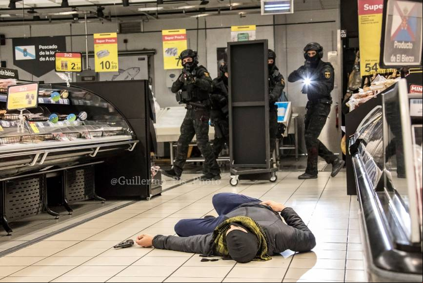 Agentes del CNP de Ponferrada realizando la detenci