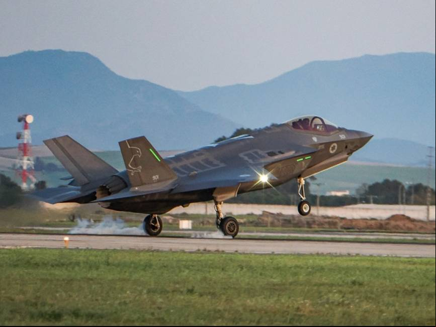 Uno de los F-35I de Israel aterrizando en Mor