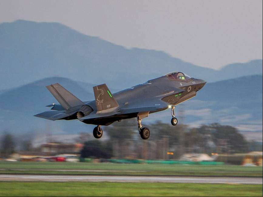 Uno de los F-35I aterrizando en Mor