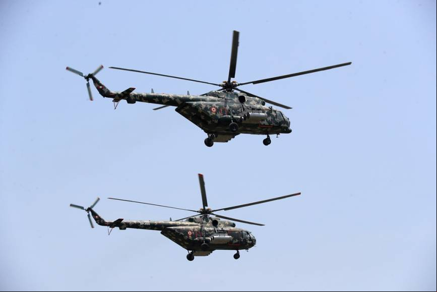 Un par de Mi-171Sh-P Hip H en vuelo.