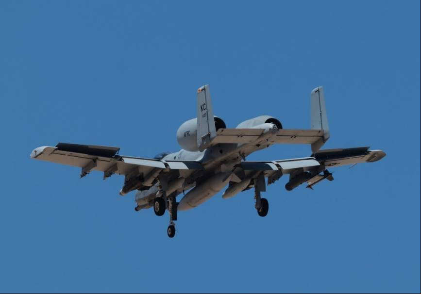 Vista trasera de uno de los A-10C que llegaban a Zaragoza, para participar en el ejercicio Swift Response 2023. (Julio Ma