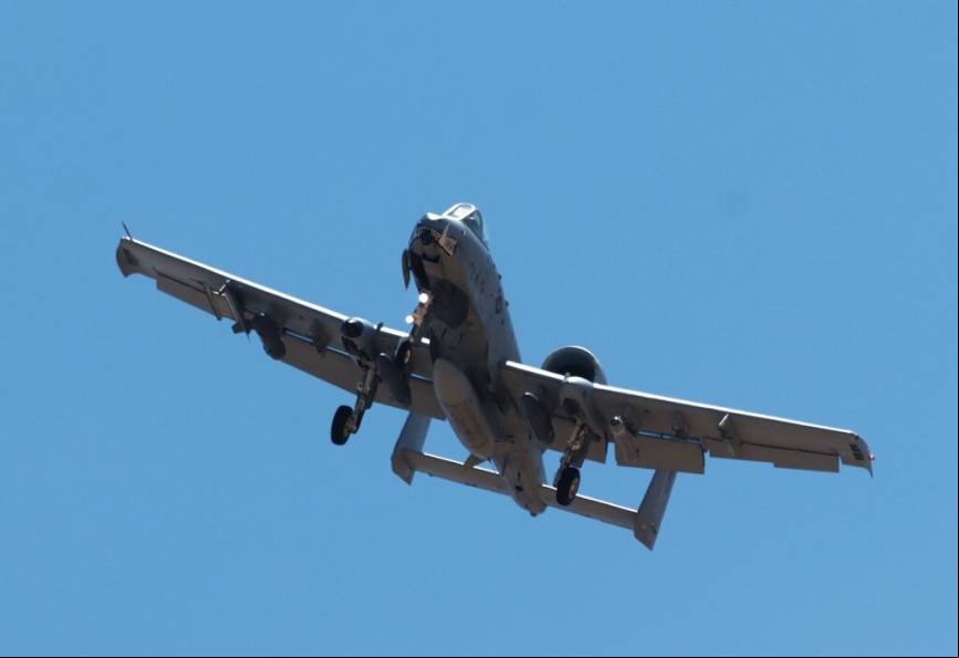Vista frontal de los A-10C del del 303rd Fighter Squadron (escuadr