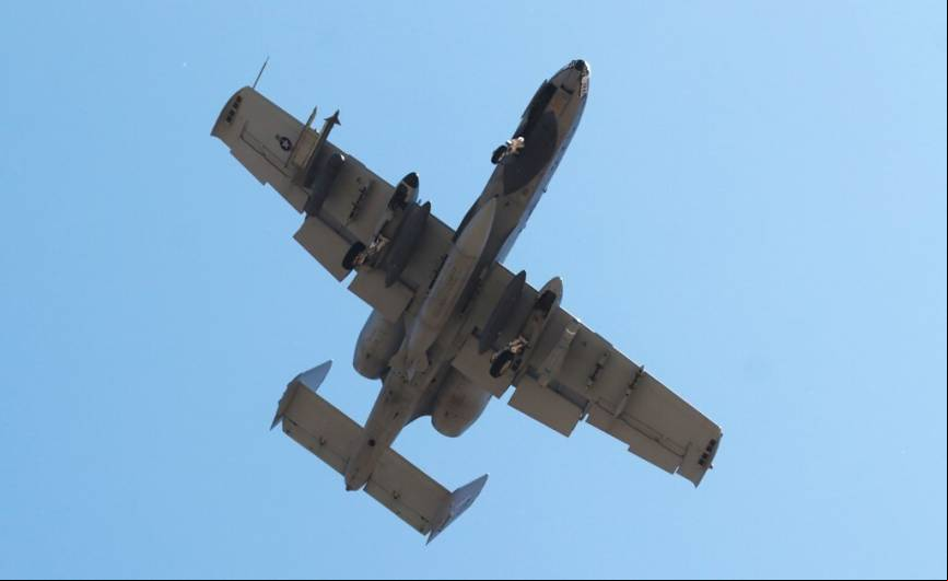 En esta imagen se aprecian los 11 puntos de anclaje de armamento del A-10C, 8 bajo las alas y 3 en el fuselaje. (Julio Ma