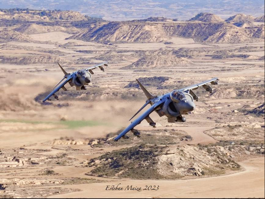 Dos Harrier volando a baja cota sobre las Bardenas Reales de Navarra para ejecutar una misi