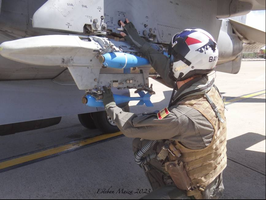 Un piloto comprobando manualmente las bombetas del avi
