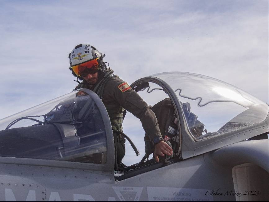 Un piloto de la Novena Escuadrilla entrando en la cabina de un Harrier. (Esteban Maiza)
