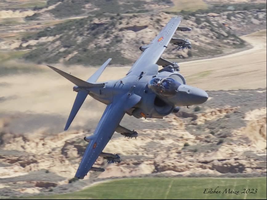 Un Harrier efectuando una aproximaci