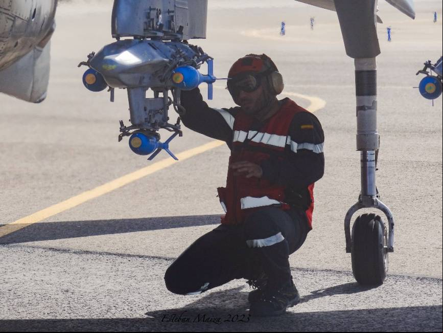 Un armero de la Novena Escuadrilla retirando los seguros a las bombetas instantes antes del despegue de un Harrier. (Esteban Maiza)