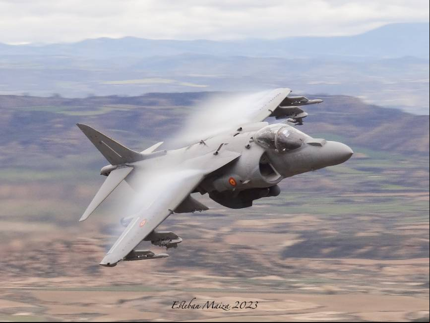 Un Harrier de la Novena Escuadrilla volando a alta velocidad y baja cota sobre Bardenas. (Esteban Maiza)