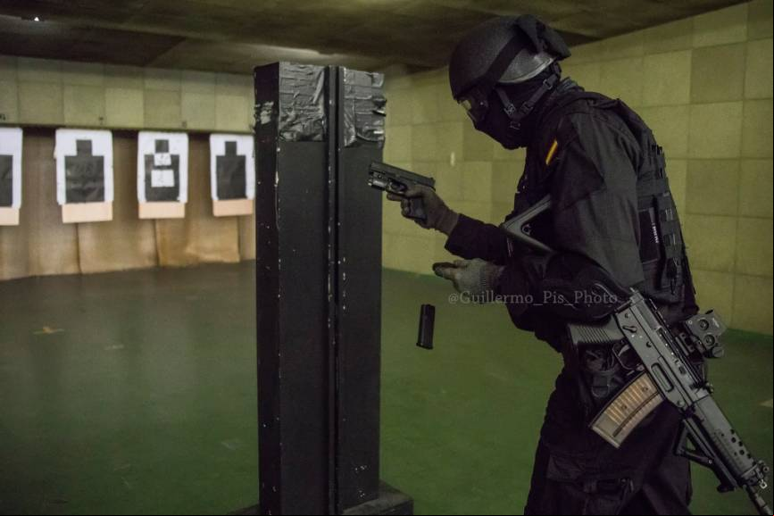 Operativo del GRS realizando entrenamiento de tiro con fuego real en la galer