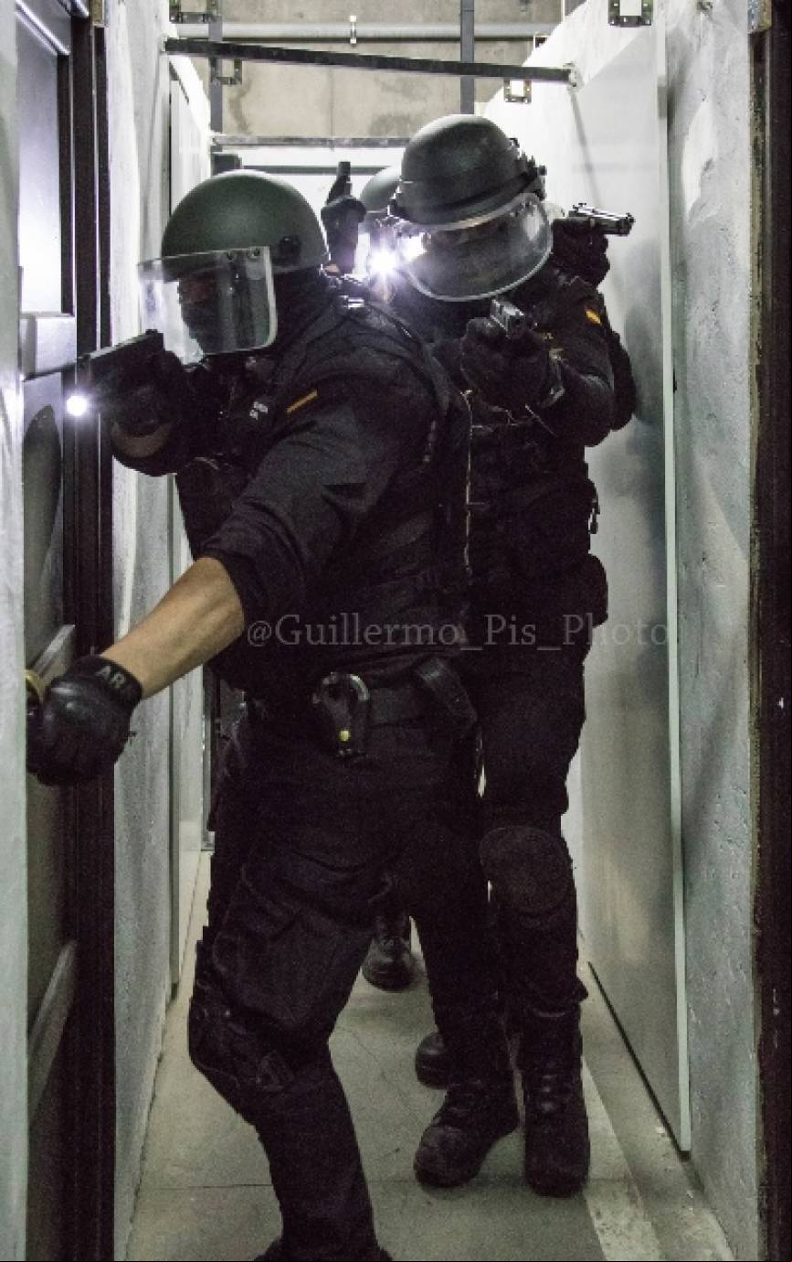 Operativos del GRS realizando ejercicios de CQB (Close Quarters Battle)