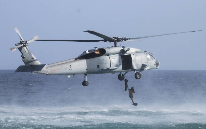 Un infante de Marina salta al mar desde un Sikorsky SH-60F de la Flotilla de Aeronaves de la Armada.
