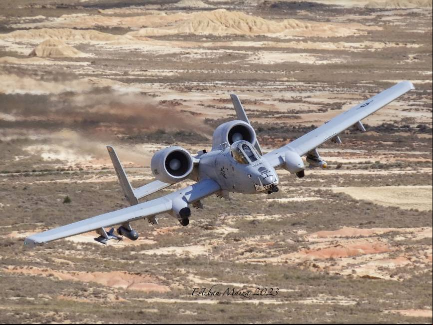 Un A-10 volando a muy baja cota sobre el pol