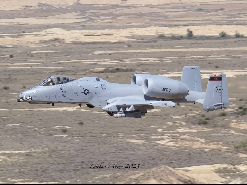 Un A-10 entrando en la zona de ataque a baja cota.