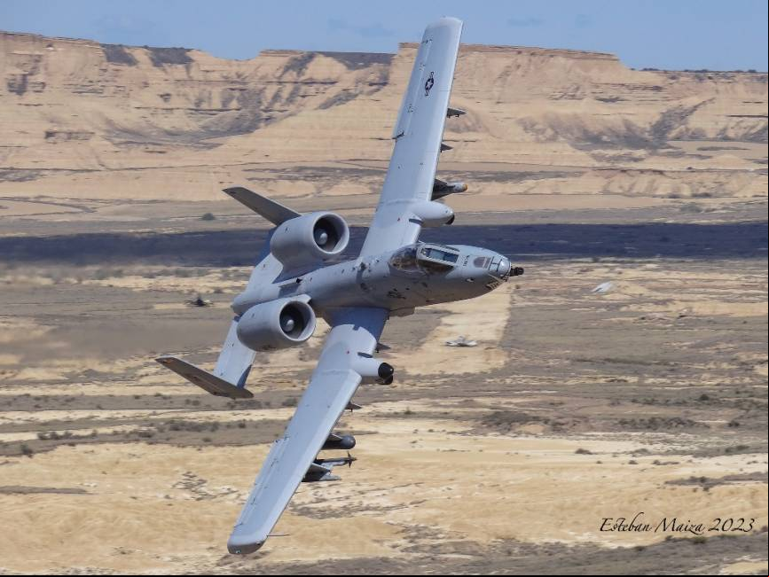 Al ser muy maniobrable y capaz de volar a velocidades muy bajas, el A-10 es pr