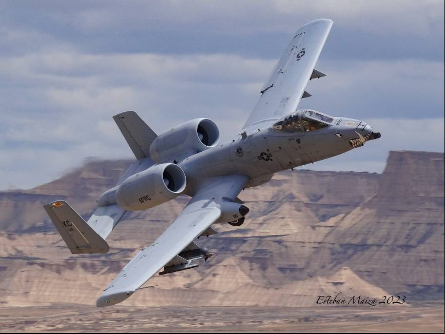 Un A-10 sobrevolando las Bardenas con el piloto mirando a la c