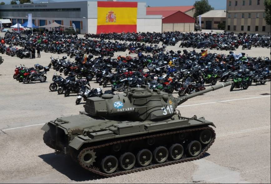 El M-47E1 del MUMA pasa delante de la zona de parking de las motos. (Foto Julio Ma