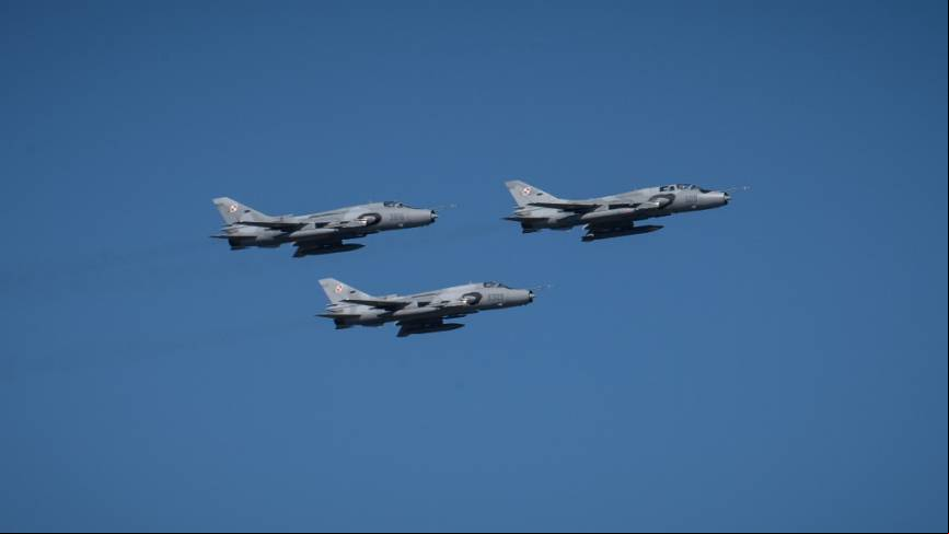 Otra novedad en el aire fueron estos dos KAI F-50GF, a los que encabezaba un veterano MiG-29. defensa.noticiascatarinenses.com/otan-y-europa/imagenes-primer-avion-combate-fa-50-fuerza-aerea-polonia