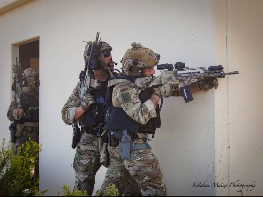 Operadores de un equipo del MOE cubriendo a sus compa