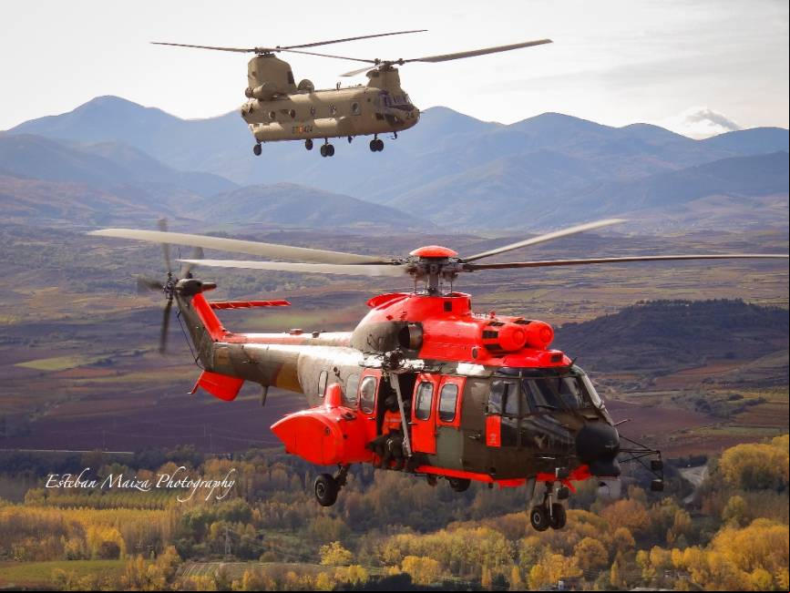 Un Cougar del BHELEME II y un Chinook del BHELTRA V volando en patrulla con las monta