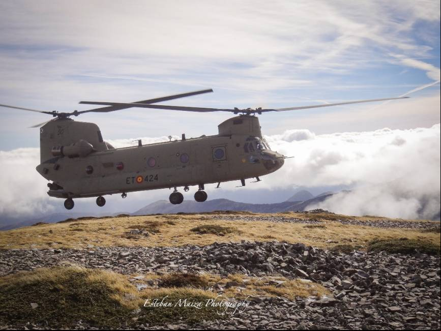 Un Chinook tomando en la cresta cresta de una monta