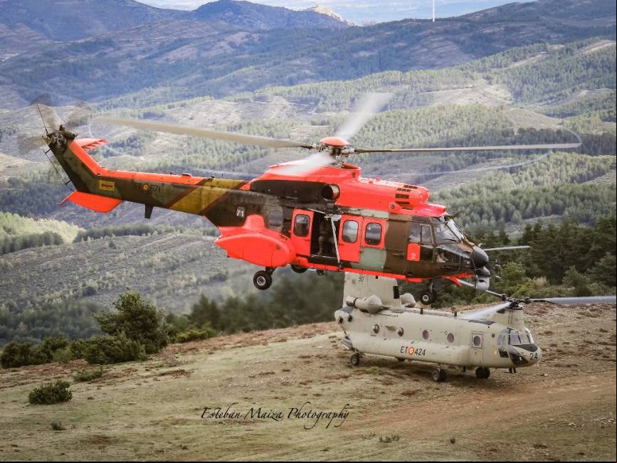 Un Cougar del BHELEME II y un Chinook del BHELTRA V despegando de una cresta.