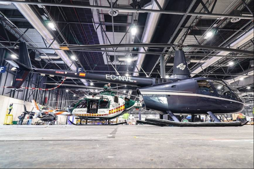 Un Robinson 66 de la empresa Balearic Helicopters en el pabell