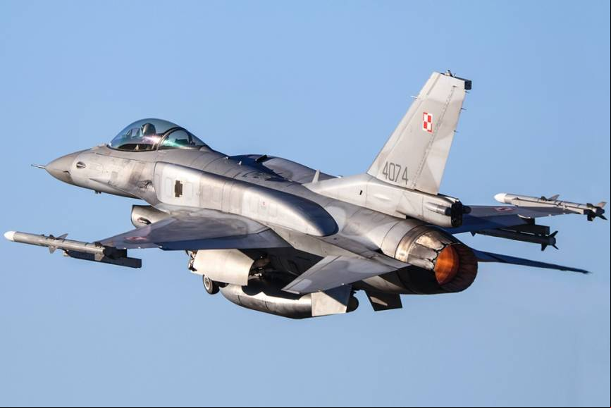 Un Lockheed Martin F-16C polaco despegando, se aprecian en los laterales del fuselaje los tanques de combustible conformados. (foto Rub