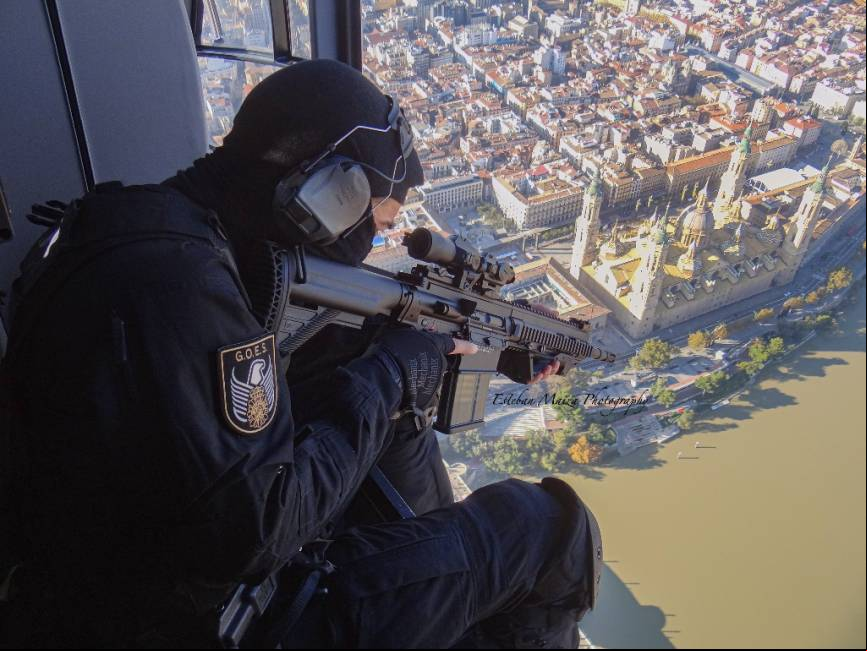 Un tirador selecto durante un vuelo de seguridad sobre la zona tur