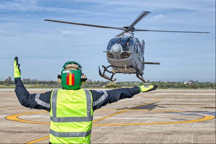Primera toma de un H135 de la Armada en Rota. (foto Armada)