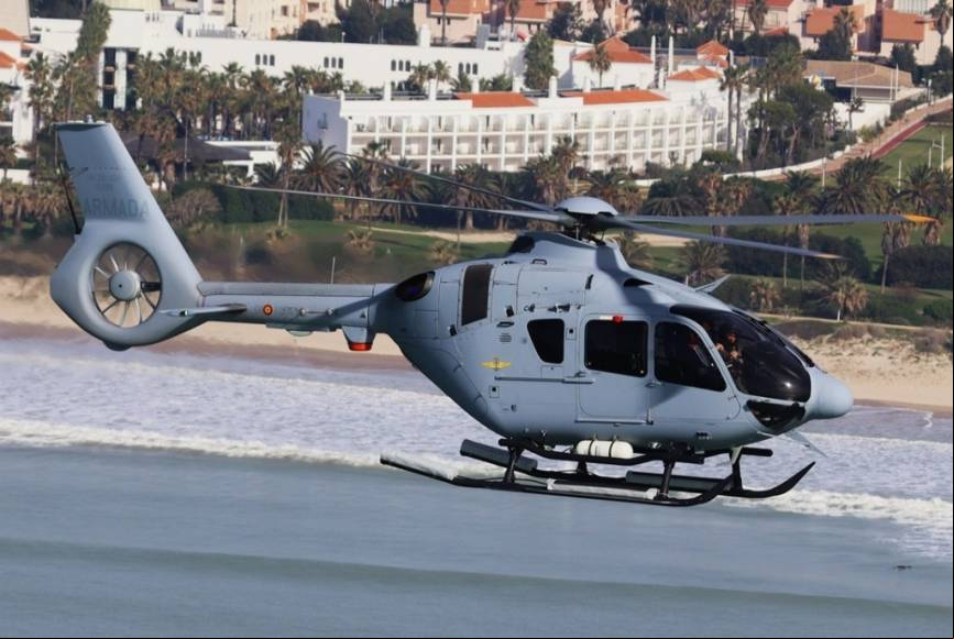 El pasado 11 de diciembre por primera los H135 de la Armada volaban sobre el mar. (foto Julio Ma