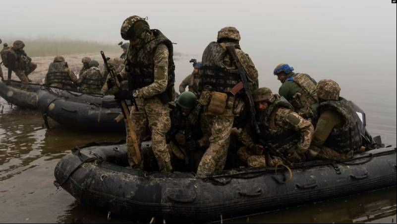 Marines ucranianos equipados con lanchas neum