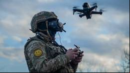 Un piloto ucraniano a los mandos de un dron PFV . 