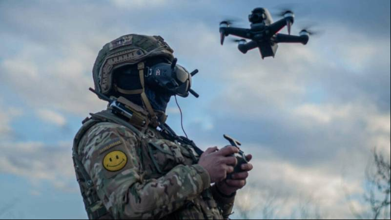 Un piloto ucraniano a los mandos de un dron PFV . 