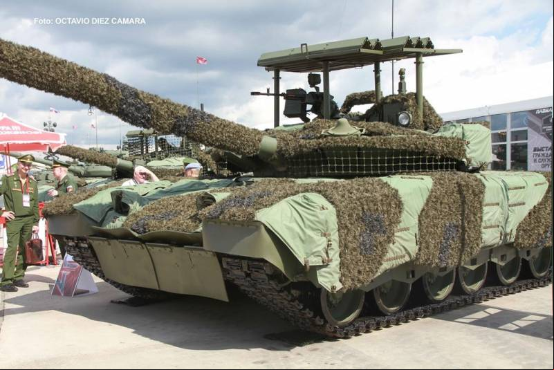 Un T-80 ruso con una reja protectora contra UAVs y municiones loiter (Octavio D