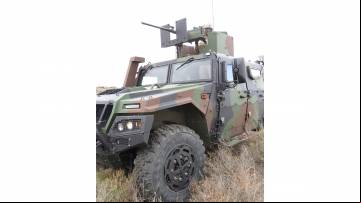 Los blindados compactos del tipo VAMTAC ST5 suelen incluir torretas en las que el operador queda bastante expuesto al fuego adversario (foto Octavio D