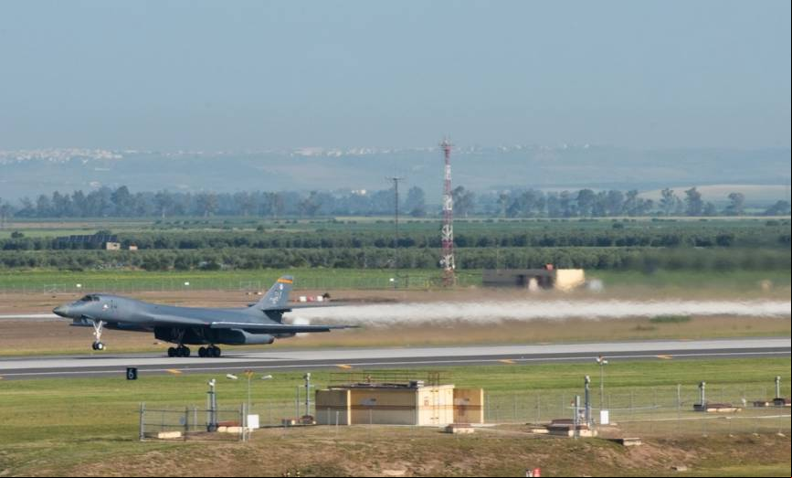 Uno de los B-1B en carrera de despegue en la base a