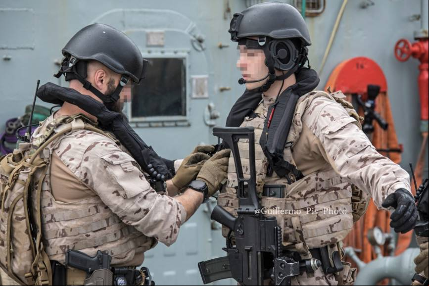 Operativos del EOS del Tercio Norte realizando las comprobaciones previas a una operacion de adiestramiento.